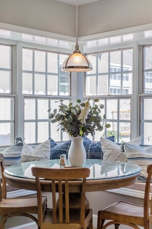Interior - Rose Cottage Belmont Shore-Pet Friendly Beach Home 3B/2B & Garage Parking (Long Beach)