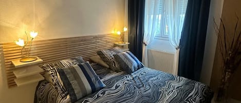 Tabla de planchar con plancha, wifi, ropa de cama