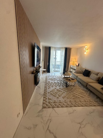 Beautiful 3-room apartment with unobstructed view, free parking, Zenith just around the corner.