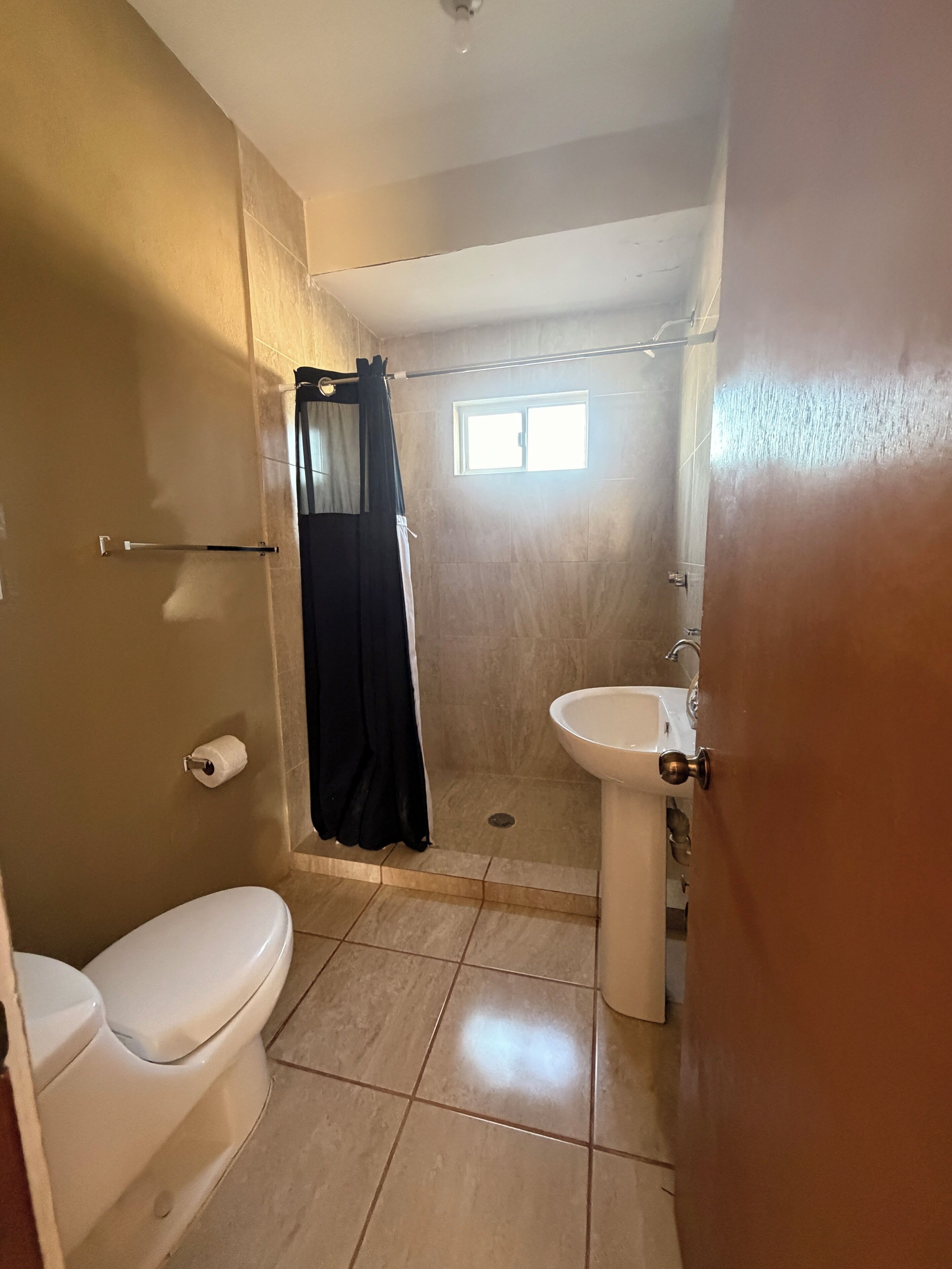 Habitación individual familiar, varias camas | Baño | Regadera, toallas, jabón, papel de baño 