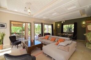 Smart TV, books, music library, video library - Villa Akdhar - Breakfast - green & bright (Essaouira)