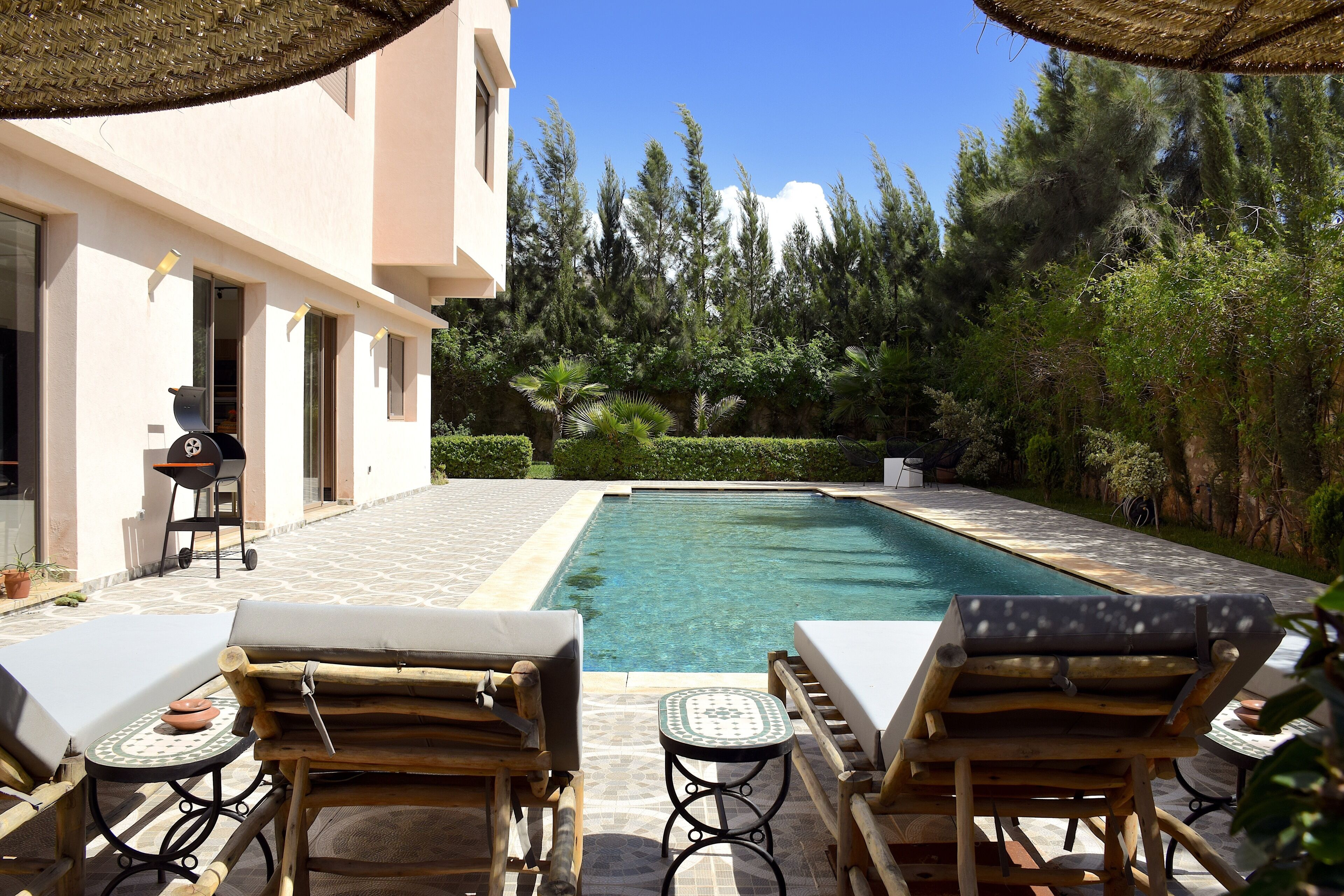 Una piscina al aire libre
