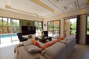 Smart TV, books, music library, video library - Villa Akdhar - Breakfast - green & bright (Essaouira)
