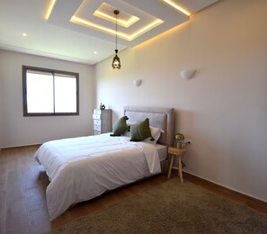 4 Schlafzimmer, Schreibtisch, B ügeleisen/Bügelbrett, Reisekinderbett
