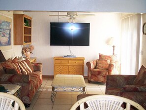 Habitació triple superior, s'admeten animals de companyia, vistes a la platja | Sala d'estar