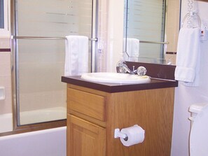 Superior Triple Room, Haiwan Kesayangan Dibenarkan, Beach View | Bilik Mandi