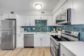 Eenvoudige suite, balkon, uitzicht op binnenplaats | Privékeuken