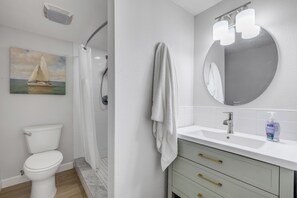 Eenvoudige suite, balkon, uitzicht op binnenplaats | Badkamer