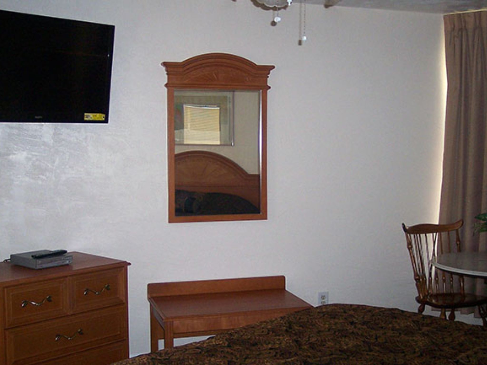 Suíte básica, sacada, vista para o pátio