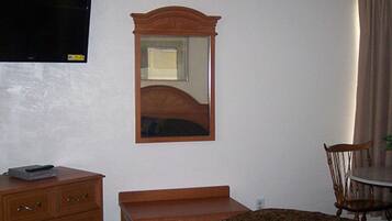 Suíte básica, sacada, vista para o pátio