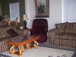 Habitació triple Deluxe, balcó, vistes a la platja | Sala d'estar