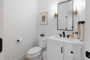 Secadora de cabello, toallas, jabón, papel de baño 