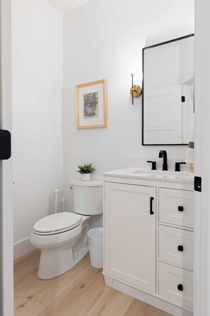 Secadora de cabello, toallas, jabón, papel de baño 