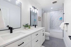 Secadora de cabello, toallas, jabón, papel de baño 