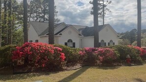 Exterior - Soothing 2-bedroom house with AC in charming Aiken (Aiken)