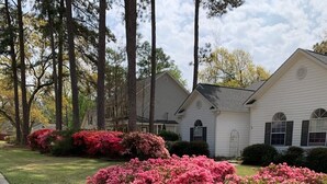 Property grounds - Soothing 2-bedroom house with AC in charming Aiken (Aiken)