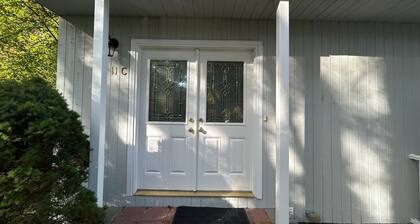 Cozy, clean 2-bedroom getaway in Attleboro