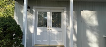 Cozy, clean 2-bedroom getaway in Attleboro