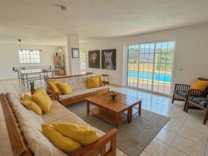 Smart TV, fireplace, ping pong, books - BnB Homes Villa Verde with 4 bedrooms Pool, Marina View, BBQ & Landscape garden (Albufeira)