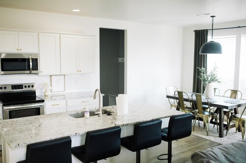 Spacious 5-bedroom house in lovely Twin Falls with AC