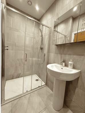 Standard Apartment | Bathroom - Beautiful 2 bed Flat in City Centre (Sheffield)