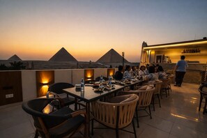 Outdoor dining - Pyramids On The Spot (Giza Governorate)