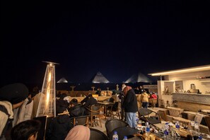 تناول الطعام بالخارج