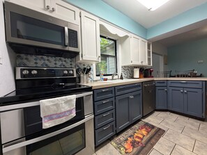 Paper towels - Comfortable Lewiston Home! 1 Block from Boat Launch, 7 Blocks LCSC, Dogs Welcome (Lewiston)