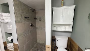 Douche, sèche-cheveux, serviettes fournies, savon