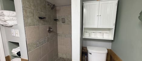 Douche, sĂšche-cheveux, serviettes fournies, savon
