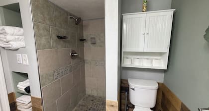 Comfortable Lewiston Home! 1 Block from Boat Launch, 7 Blocks LCSC, Dogs Welcome
