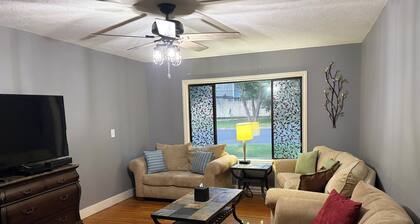 Comfortable Lewiston Home! 1 Block from Boat Launch, 7 Blocks LCSC, Dogs Welcome