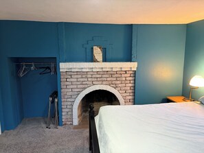 4 bedrooms, desk, iron/ironing board, travel cot - Comfortable Lewiston Home! 1 Block from Boat Launch, 7 Blocks LCSC, Dogs Welcome (Lewiston)