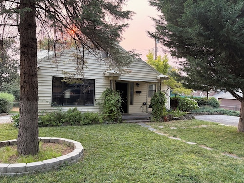 Comfortable Lewiston Home! 1 Block from Boat Launch, 7 Blocks LCSC, Dogs Welcome