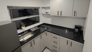 Una cocina moderna con un lavamanos, estufa y armarios.