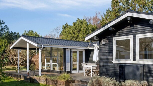 A modern house with a covered patio, a lawn, and a garden. - 4 Star Holiday Home in Nykobing Sj (Nykobing Sjaelland)