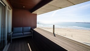 A balcony with a view of the beach and ocean. - Casa Marmite Sea View (Matosinhos)