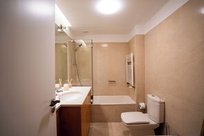 Shower, hair dryer, bidet, towels - Casa Marmite Sea View (Matosinhos)