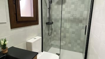 Dusche, Haartrockner, Bidet, Handtücher