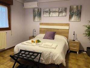 6 bedrooms, iron/ironing board, WiFi, bed sheets - LOS HENARES 3, For getaways with family and friends. Nature and Leisure. (Olombrada)