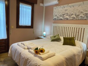 6 bedrooms, iron/ironing board, WiFi, bed sheets - LOS HENARES 3, For getaways with family and friends. Nature and Leisure. (Olombrada)