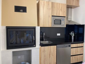 Microwave, oven, stovetop, dishwasher - LOS HENARES 3, For getaways with family and friends. Nature and Leisure. (Olombrada)