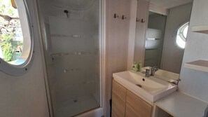 Shower, toilet paper - Mobile home in 4* campsite (Vic-la-Gardiole)