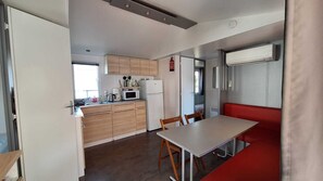 Dining - Mobile home in 4* campsite (Vic-la-Gardiole)