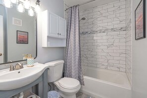 Shower, hair dryer, towels, shampoo - Bayview Condo Short Walk to Beach (Ocean City)