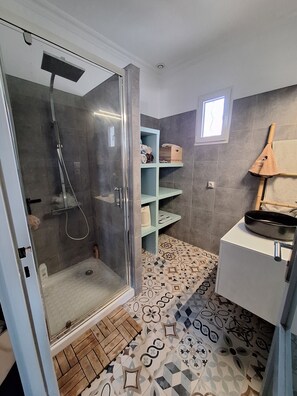 Hair dryer, towels, soap, toilet paper - House with swimming pool, 5 minutes from the beach, pets allowed, parking in the garden (Fréjus)