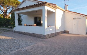 Exterior - House with swimming pool, 5 minutes from the beach, pets allowed, parking in the garden (Fréjus)
