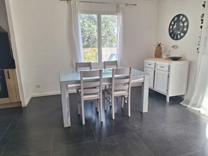 Dining - House with swimming pool, 5 minutes from the beach, pets allowed, parking in the garden (Fréjus)