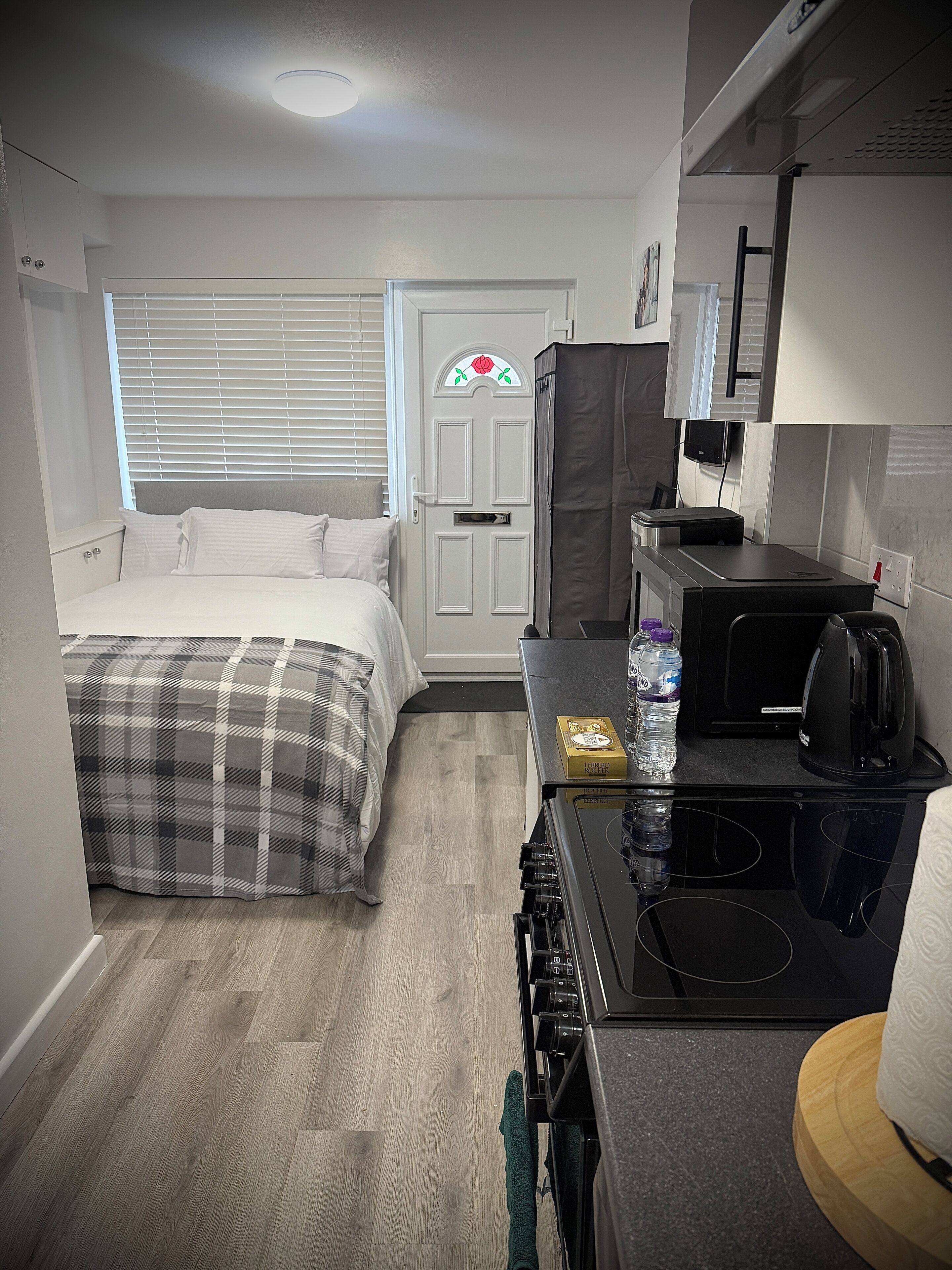 1 slaapkamer, een strijkplank/strijkijzer, wifi, beddengoed