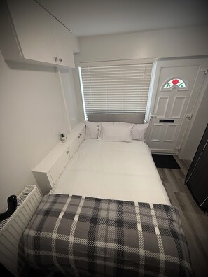 1 bedroom, iron/ironing board, WiFi, bed sheets - Modern Studio With Free Parking Near City Airport and ExCel (London)